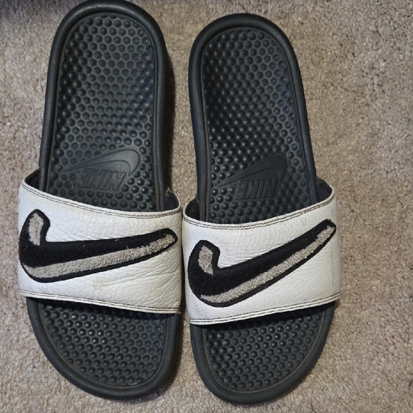 Nike Black and White Slides - Picture 2 of 6